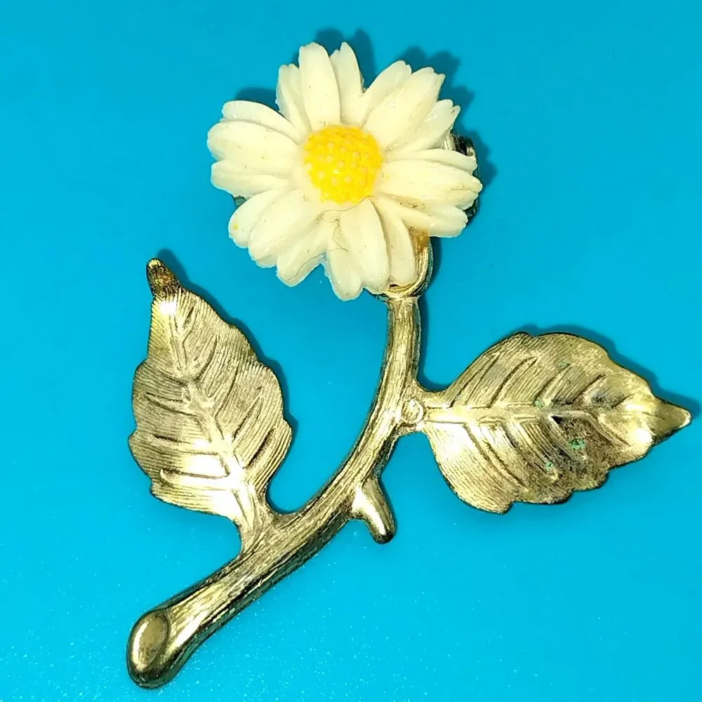 Vintage Daisy Flower Brooch Pin White Yellow Gold Tone Petal Leaf Fashion